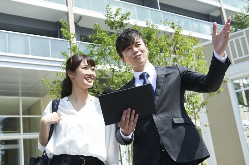 物件の周辺環境を案内するスタッフ